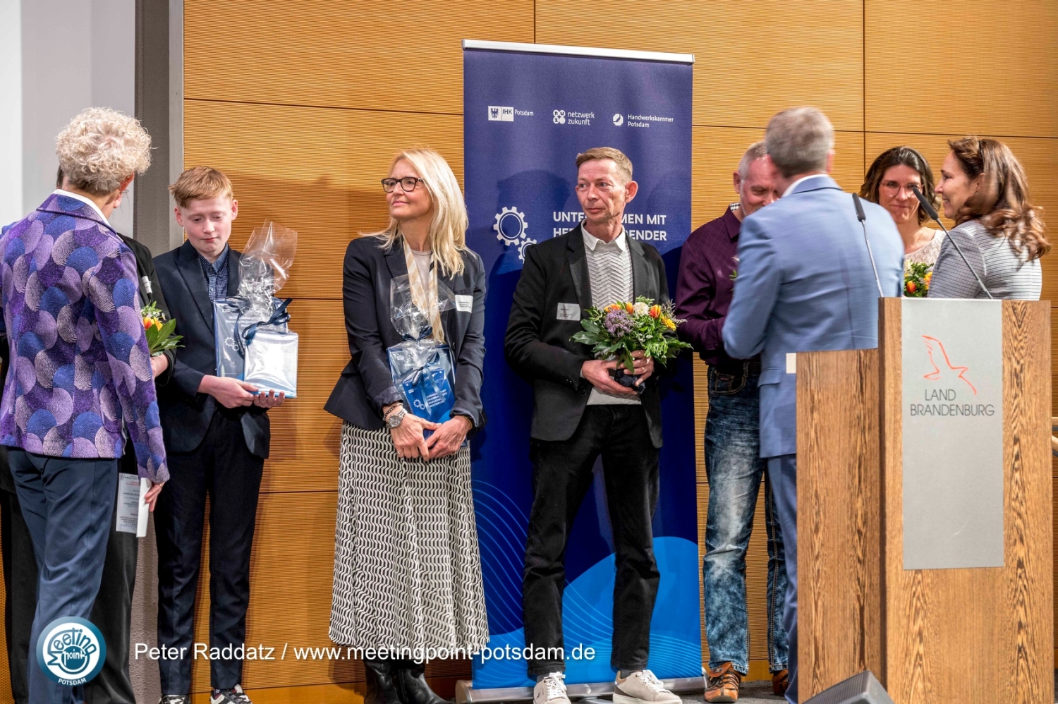 Christin Grix hat die Ehrungsurkunde erhalten
